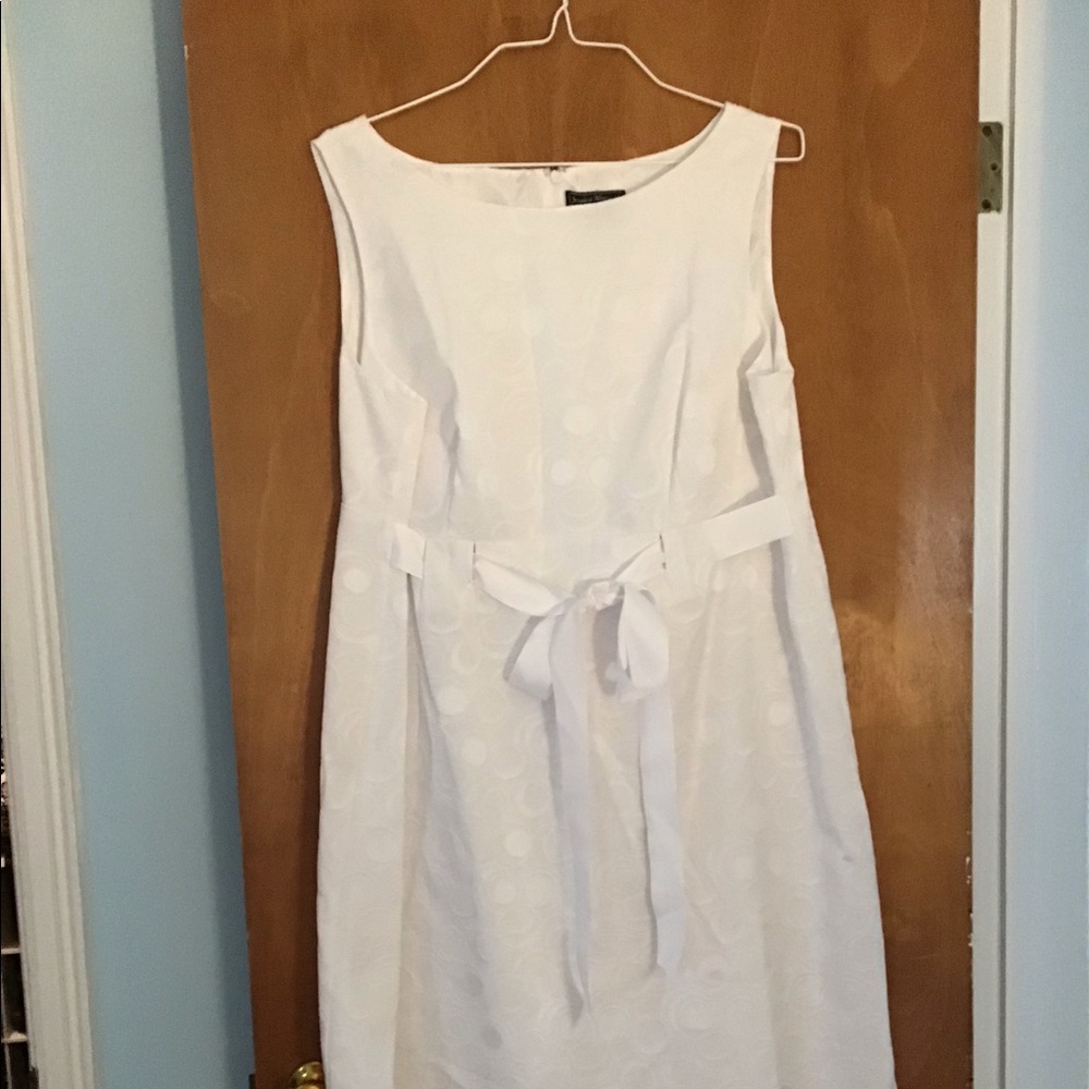 Jessica Howard white sleeveless dress